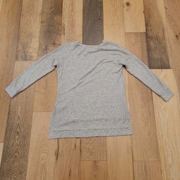 A. Byer Women's grey/white super soft tunic top size Medium - Picture 3 of 7